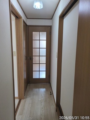カーザ・ヴェルデ1階 玄関から居室が見えにくい、廊下のある間取り