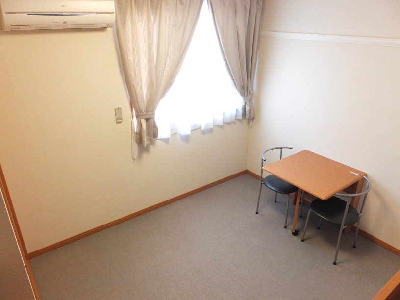 レオパレスプリマベーラ カーペット仕様テーブルを折り畳めばより広く使えます