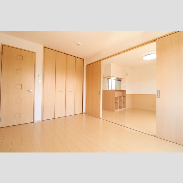 メゾンベール末広202号室 洋室6帖からLDK