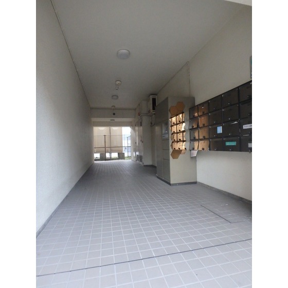 ロイヤルフラット野毛山弐番館 宅配BOXもついております