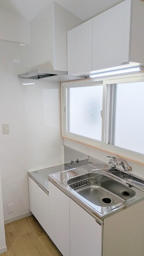 鷺宮テラス201号室 レンジフード・吊戸棚・内窓があります