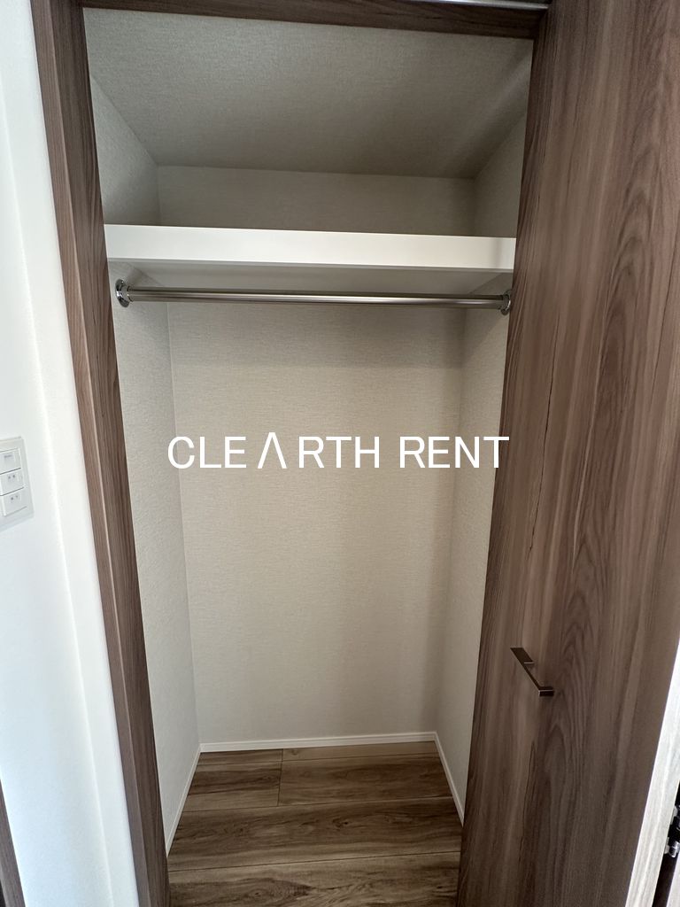 コンシェリア東京 ＜ＨＩＧＡＳＨＩＪＵＪＯ ＲＥＳＩＤＥＮＣＥ5階 収納に便利な枕棚を備えたクローゼットを採用