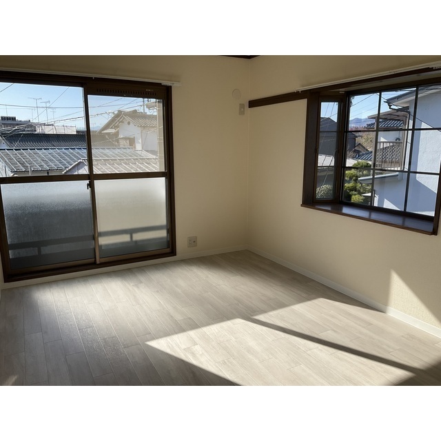 グランデュール瀬戸岡201号室 内観