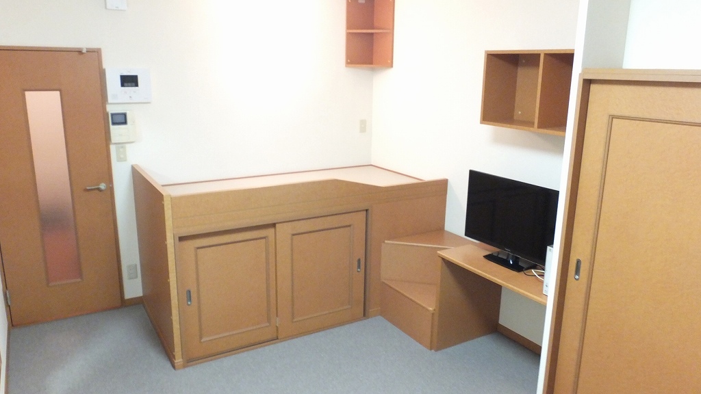 レオパレスエアル205号室 2Fの床面は、カーペット敷きです。