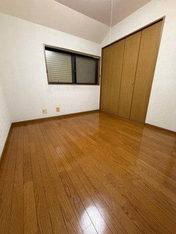 東村山市久米川町戸建て 大きな収納がある洋室です。