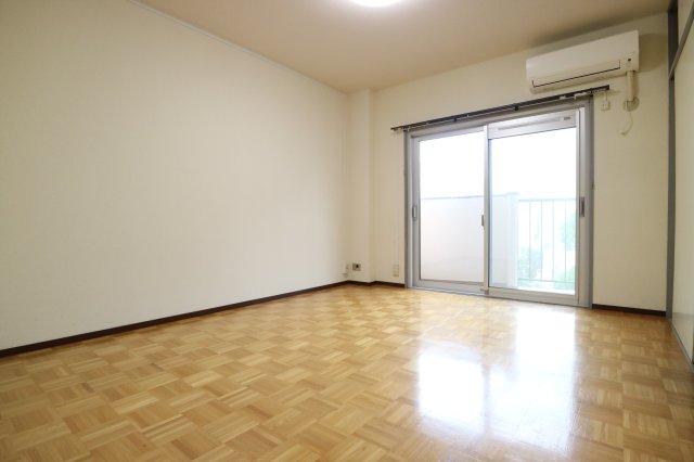 日商岩井市川マンション リビング