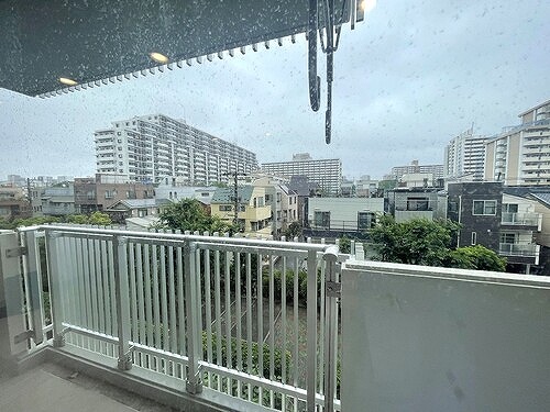 ゾンネンハイム北砂3階 LDKから窓ガラス越しの眺望(雨天時)