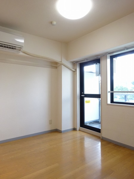 ドルチェ府中601号室 リビング