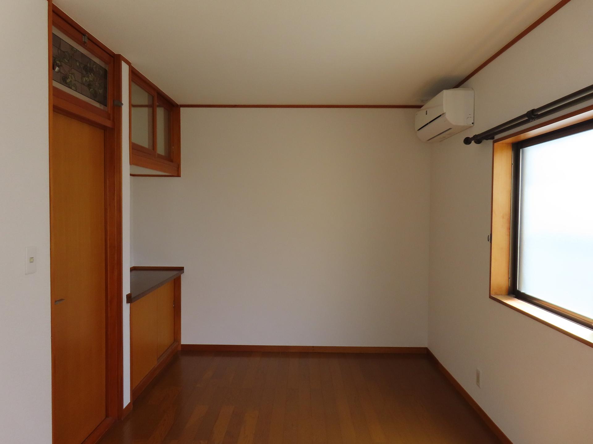 さいたま市大谷口戸建 2階洋室／エアコン設置済／飾り棚あり