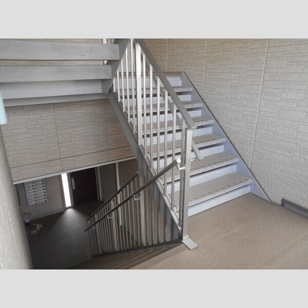 イルソーレ吉川美南　ジャッロ106号室 共用階段