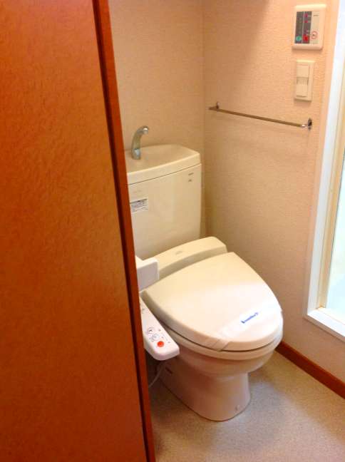 レオパレスＳＵＮＲＯＯＭ201号室 ウォシュレット付きトイレ♪