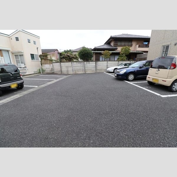アルメリア湘南201号室 駐車場