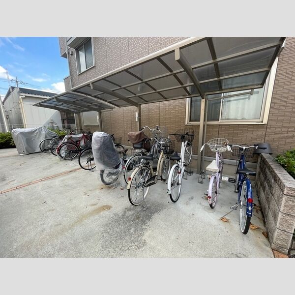 ベルウィル・メゾン 屋根付きの駐輪場!