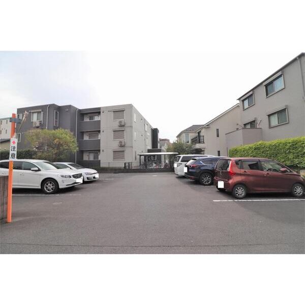 コリーヌ梶ヶ谷203号室 駐車場