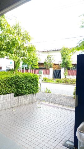 プライムアーバン武蔵野ヒルズＡ棟403号室 エントランスを出てすぐにムーバス バス停（武蔵境駅行き）があります