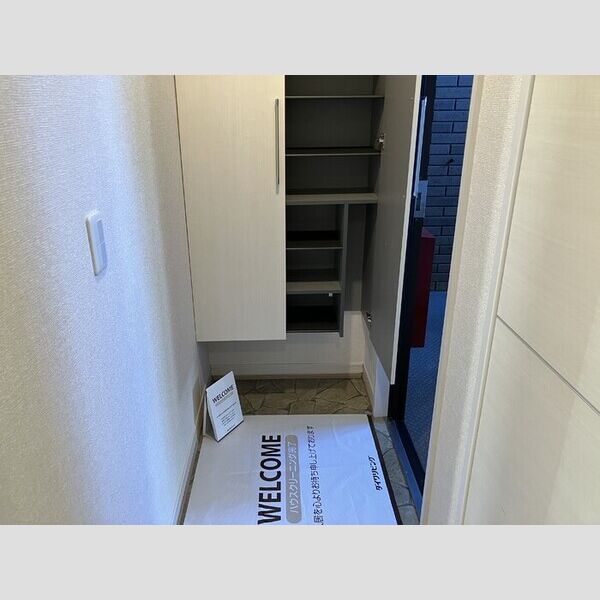 リビングタウンほたる野　E101号室 玄関