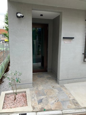 Bellevue石名坂201号室 防犯カメラ設置のエントランスでセキュリティーも十分です