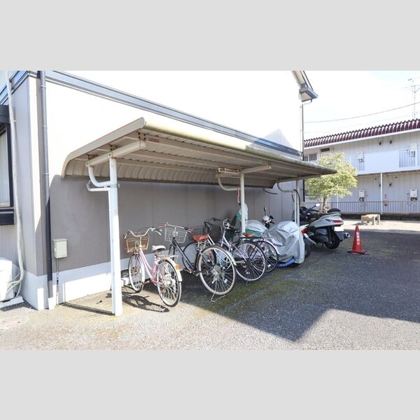 メイヒルズ102号室 駐輪場
