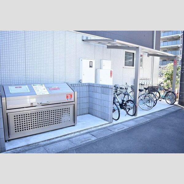 アヴァンセ新都心302号室 駐輪場