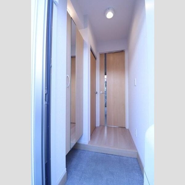 Calm 玄関には鏡付シューズクローゼット