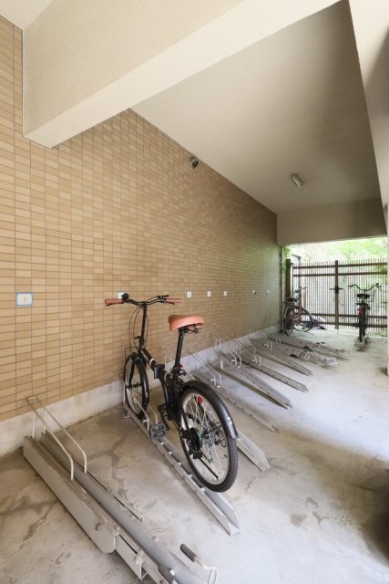 プレール明大前4階 駐輪場