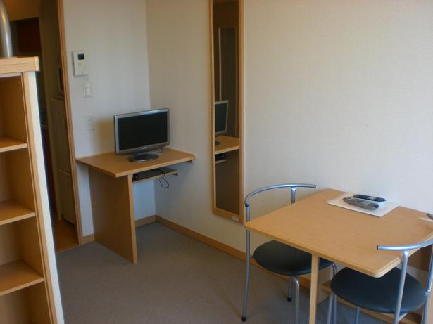 レオパレスリバーヴィレッジＭ 1Fはフローリング、2Fはカーペット