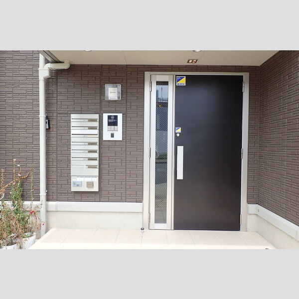クイーンズ武蔵小杉　EAST エントランス(オートロック・集合ポスト・宅配ボックス)