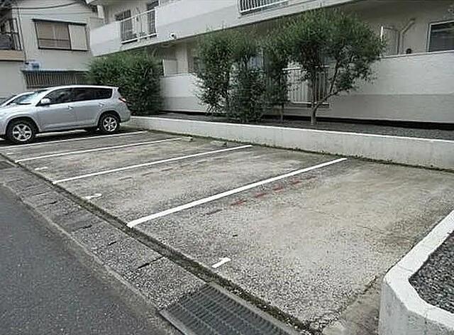 ライヴス行徳4階 駐車場