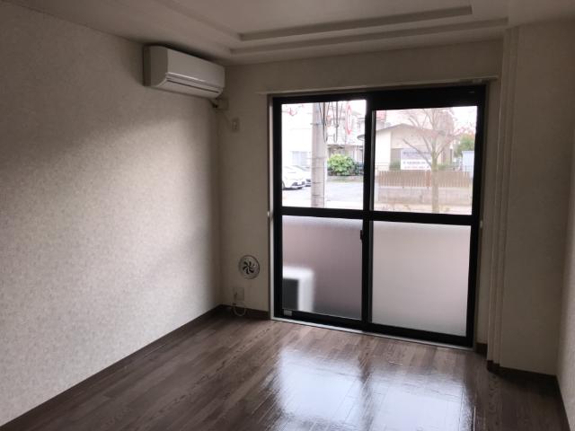 Ｐａｇｅ　Ⅰ 大きな窓のある室内