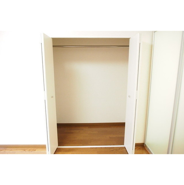 矢政コーポ202号室 ハンガーパイプ付きで使いやすい