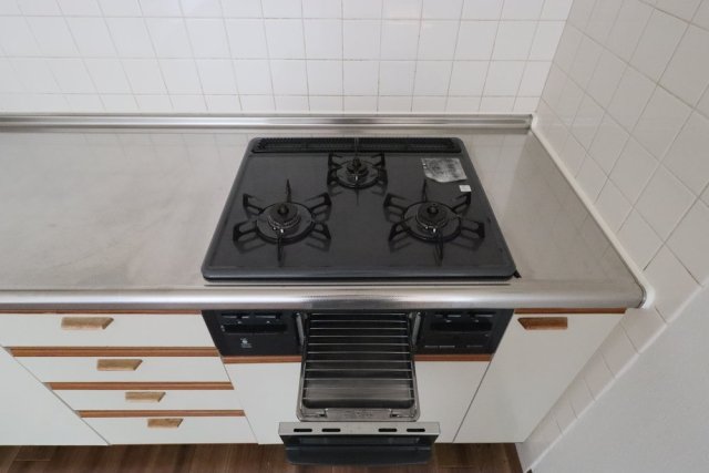 グリーンゲーブル4階 システムキッチン（3口ガスコンロ・グリル付）