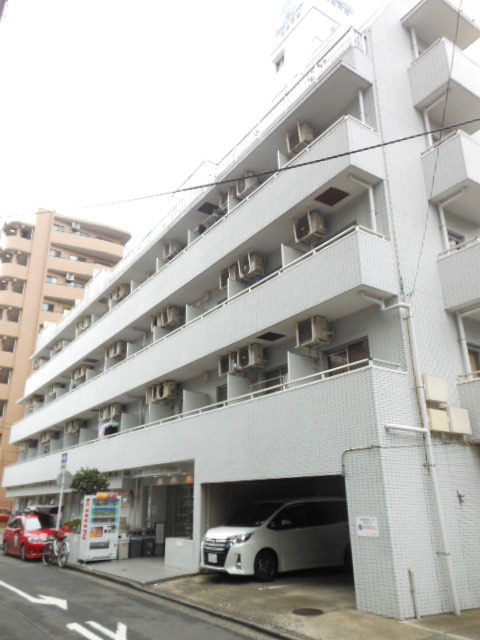 スカイコート横浜平沼8階 白を基調とした外観