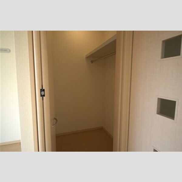 ヴィラ・グランメール102号室 ウォークインクローゼット