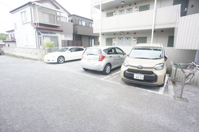 第５藤ビル 駐車場に車を止められます