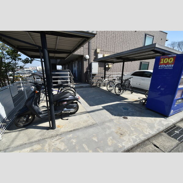 グランバリエK 屋根付き駐輪場