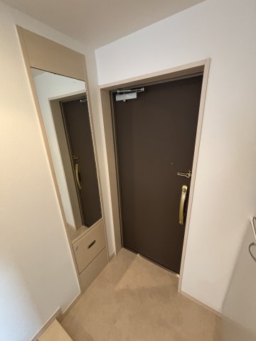 ニュー千葉稲毛ビル 収納もある玄関です