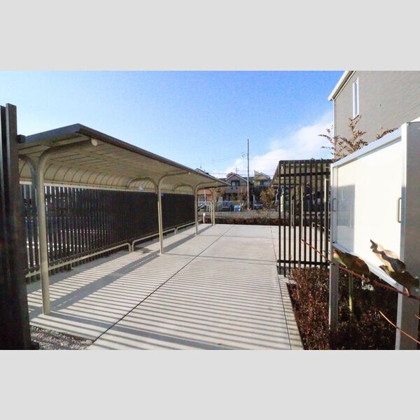 aise village 屋根付きの広い駐輪場