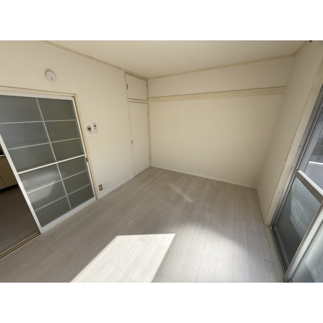 レピュート高岡B リビング