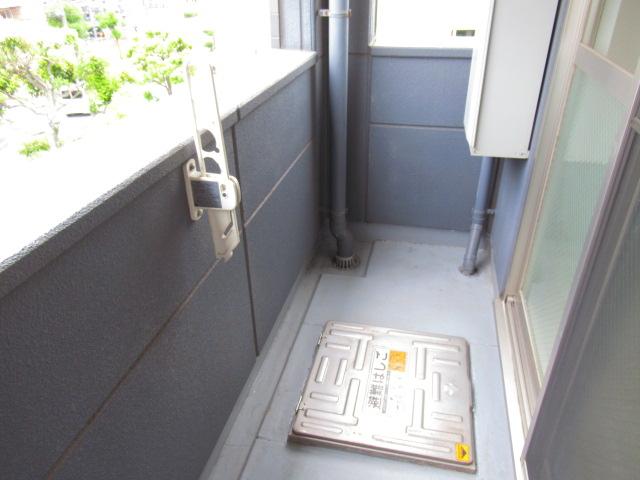 Y.Camphrier（ワイカンフリエ）302号室 ベランダ