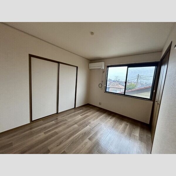 シャルマン上山201号室 北東側洋室