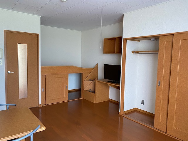 レオパレスＫＥＩ 1Fフローリング2F絨毯