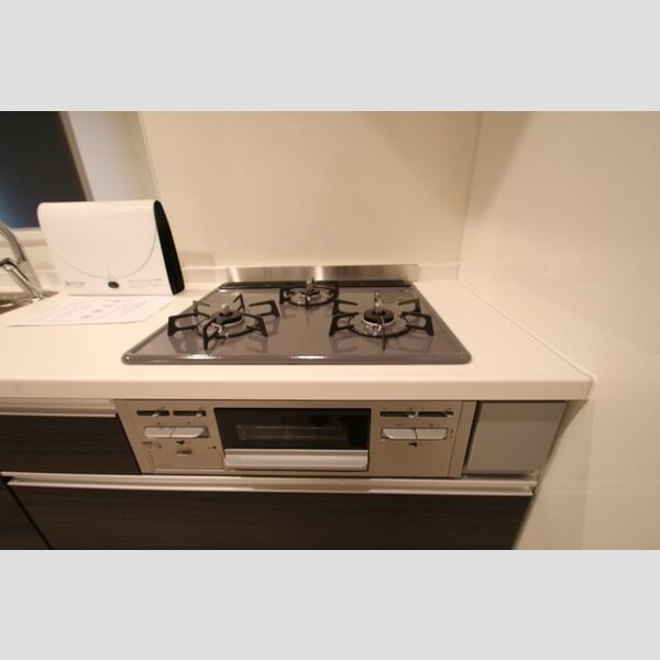 グラナーデ千住緑町102号室 グリル付き三口コンロ