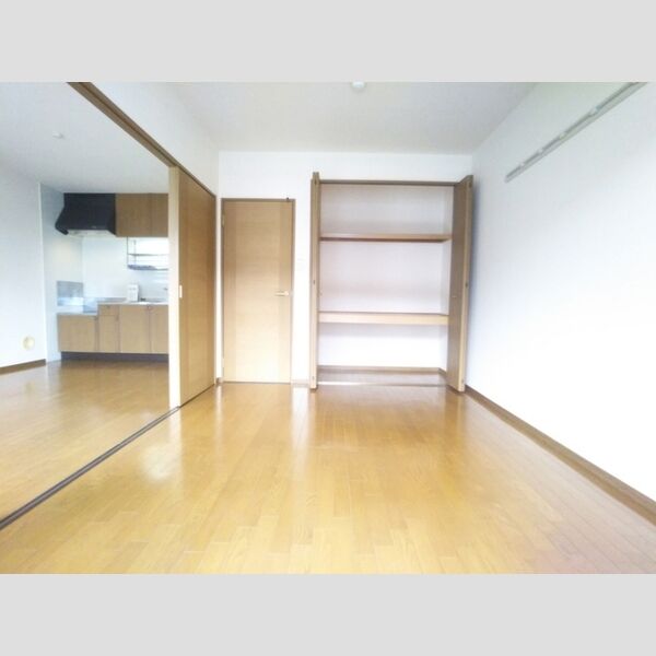 ストーク吉野205号室 南側洋室6帖