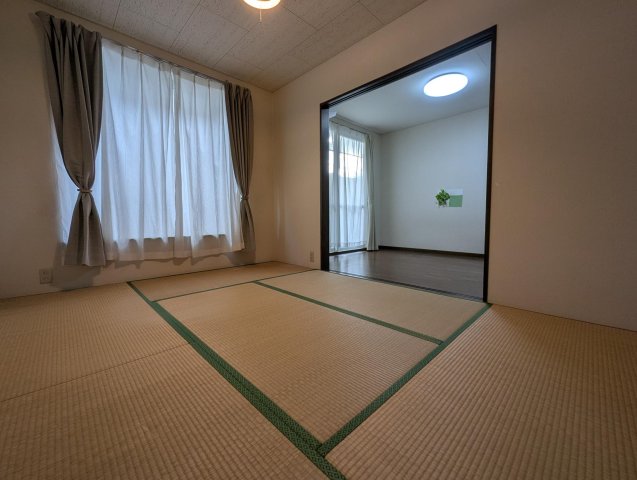 ファミール海老名 和室（6帖）、南向き窓で採光良好