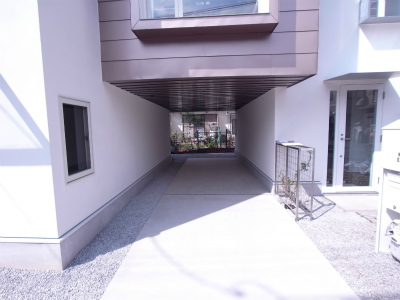 サンドイッチアパートメント1階 駐車場