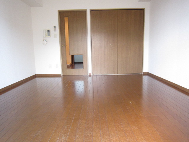 リヴェール湘南1002号室 ８帖の使いやすいお部屋です。