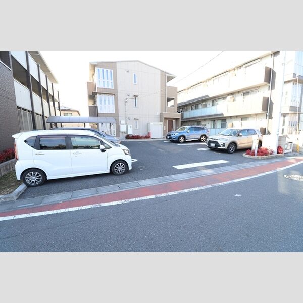 メルヴェーユ三郷中央　B 駐車場