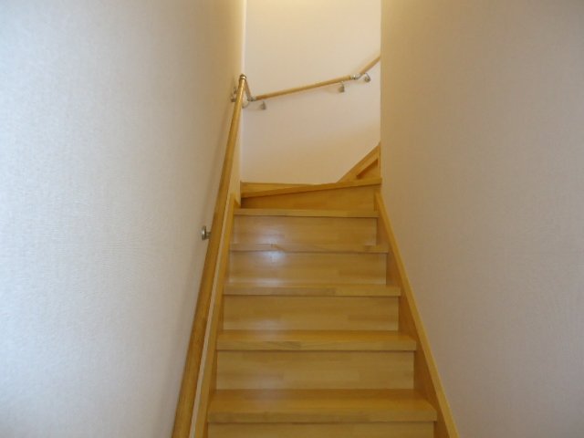 ワンピース202号室 階段