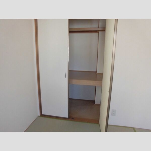 ロイヤルステージ　Ⅱ 和室6帖 押入