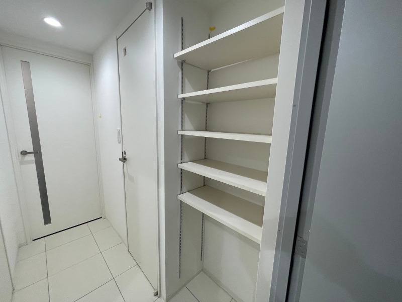 CREAL三軒茶屋1階 下足入れ